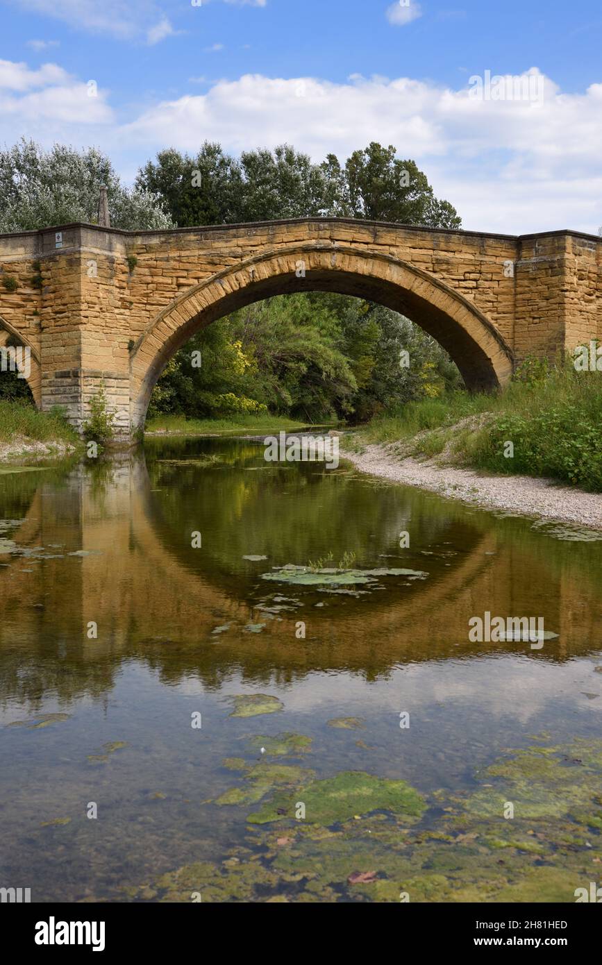 Mittelalterliche Steinbrücke oder Bogenbrücke über den Fluss Ouvèze in Bedarrides, Bédarrides-Brücke, Vaucluse Provence Frankreich Stockfoto