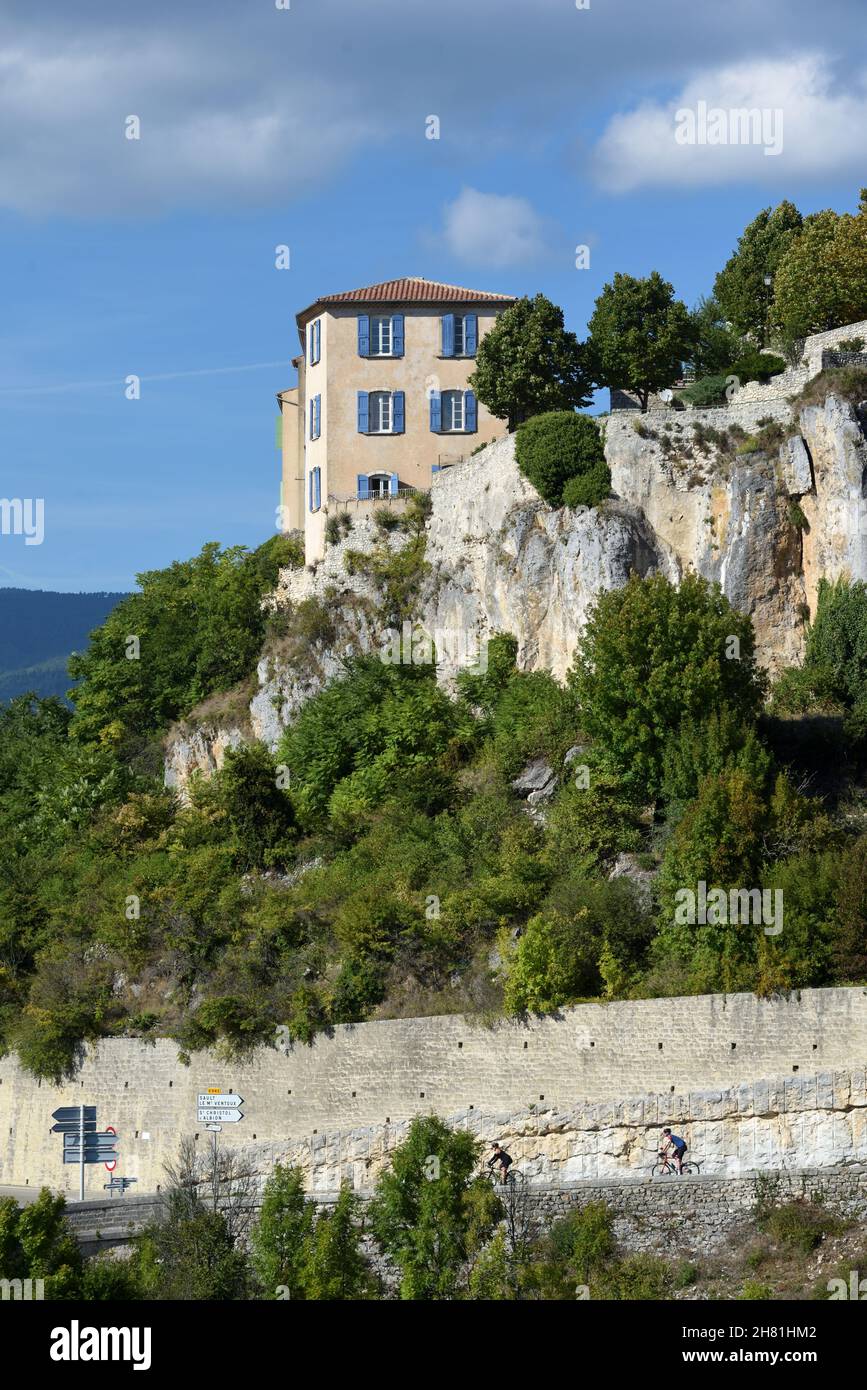 Altes Dorfhaus auf Klippe im Bergdorf Sault Vaucluse Provence Frankreich Stockfoto