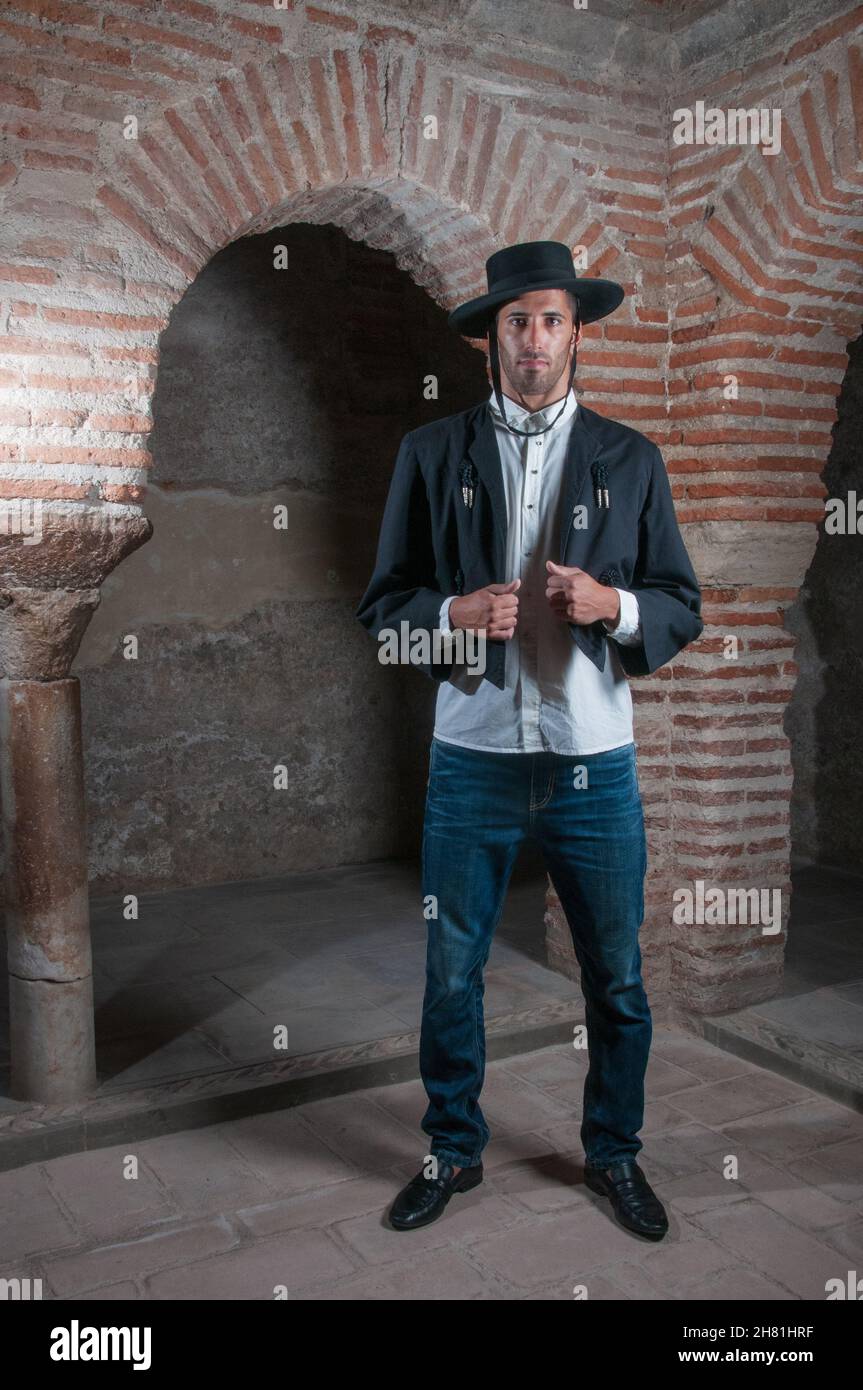 Dunkler Junge mit spanischer Flamenco-Verkleidung. Stockfoto