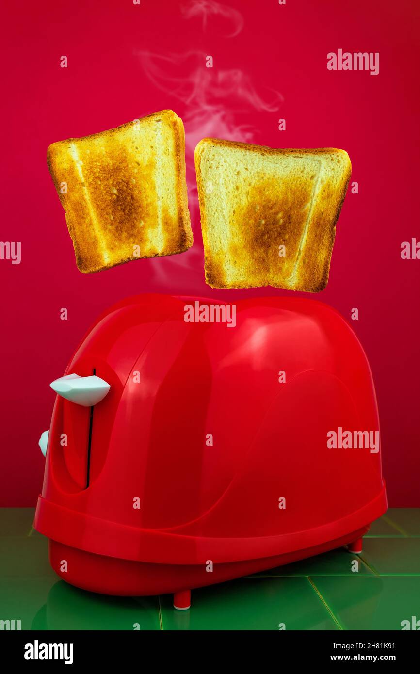 Roter Toaster knusprig frisches Brot Scheiben grüne Küchenfliesen. Frühstück Essen Levitation Concept.Morning Toast kreative Minimalismus Idee bunte Kochen BA Stockfoto