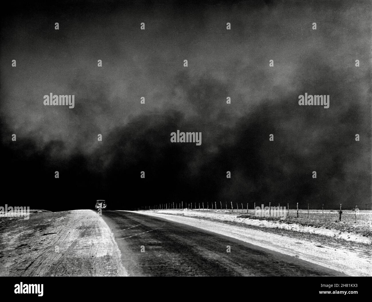 Arthur Rothstein - ein nicht identifiziertes Auto auf einer Straße im texanischen Panhandle mit schweren Staubwolken am Himmel - ein typisches Phänomen der Dust Bowl. Stockfoto