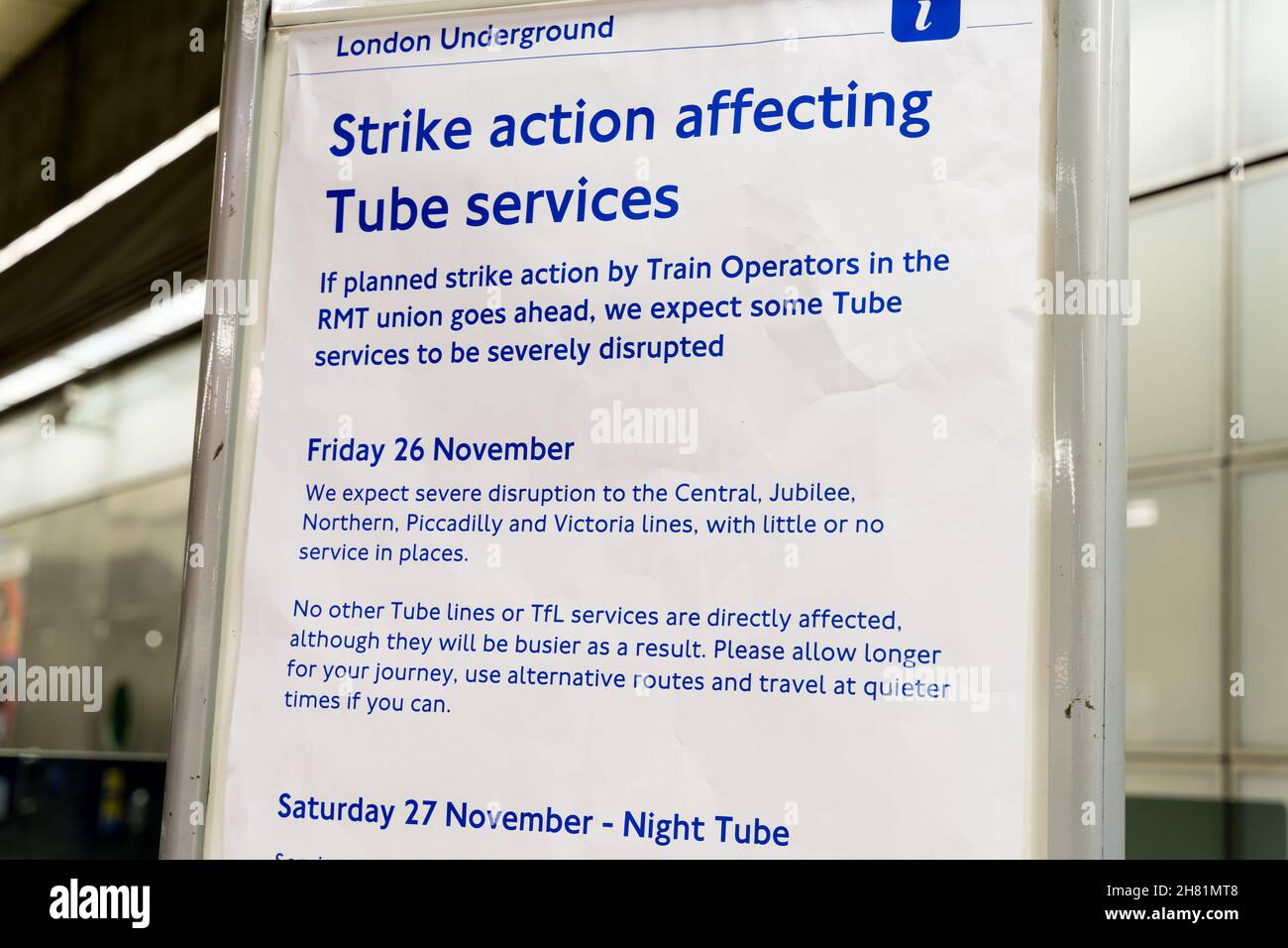 London, Großbritannien. 26. November 2021 Ein Hinweisschild an der Canary Wharf Station warnt die Pendler vor einem 24-Stunden-Angriff auf fünf Londoner U-Bahn-Linien, in einem Streit über neue Schichtpläne, da die Nachtbahn dieses Wochenende wieder aufgenommen werden soll. Kredit: Xiu Bao/Alamy Live News Stockfoto