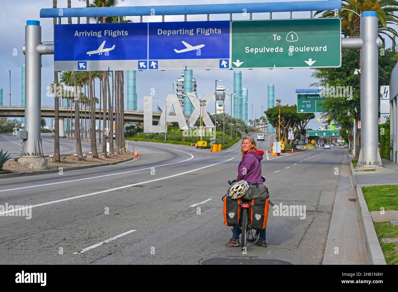 Tourenradfahrer, der am LAX, Los Angeles International Airport in Westchester, Kalifornien, USA/USA ankommt Stockfoto