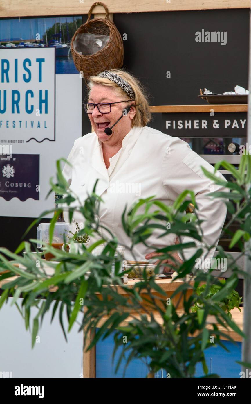 Die Fernsehpersönlichkeit und Chefin Rosemary Shrager lachte, während Sie Beim Christchurch Food Festival UK Eine Kochvorführung gab Stockfoto