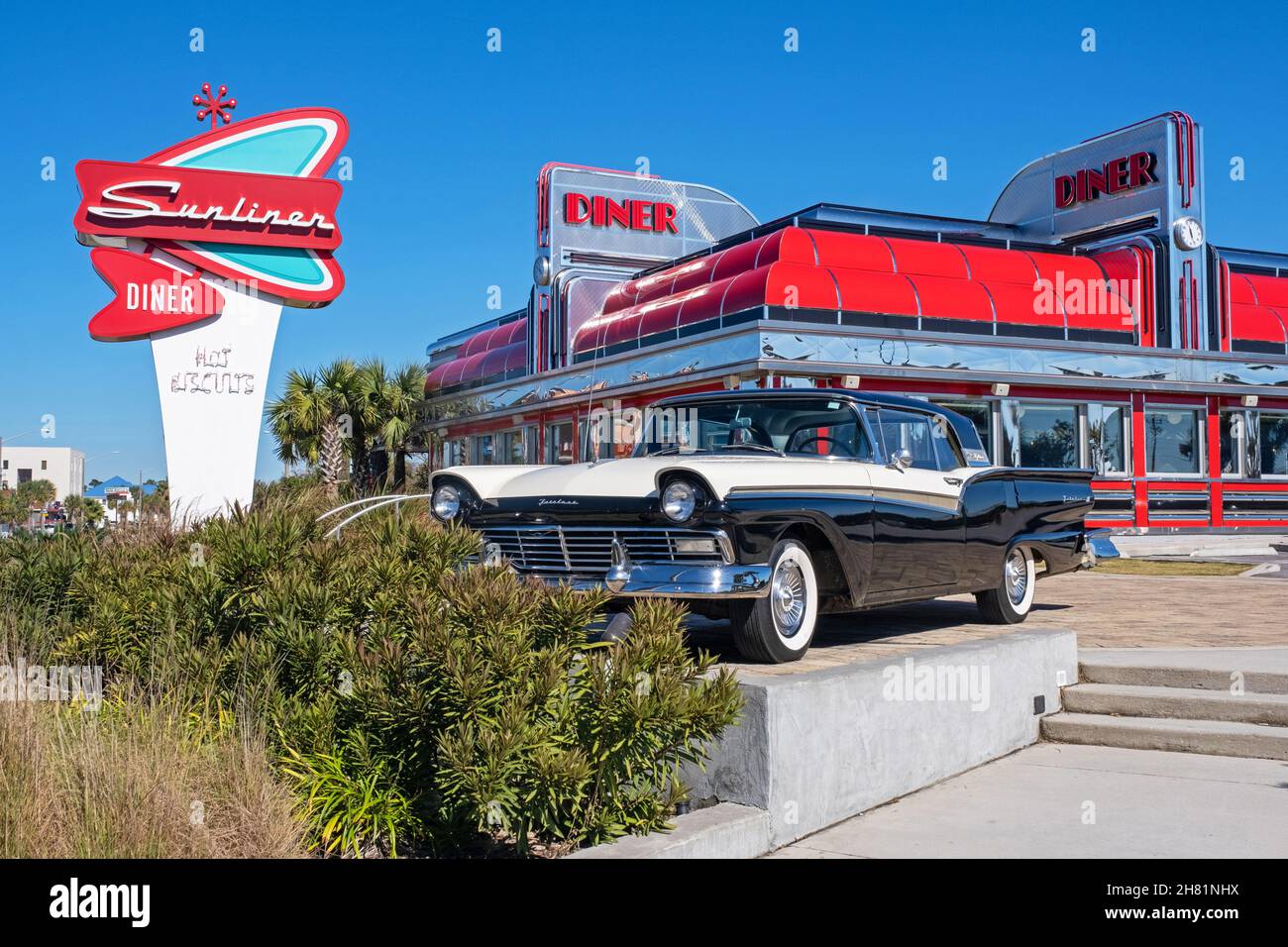 1957 Ford Fairlane 500 Skyliner im Sunliner Diner, 50s Themenrestaurant in Gulf Shores, Resortstadt in Baldwin County, Alabama, USA Stockfoto