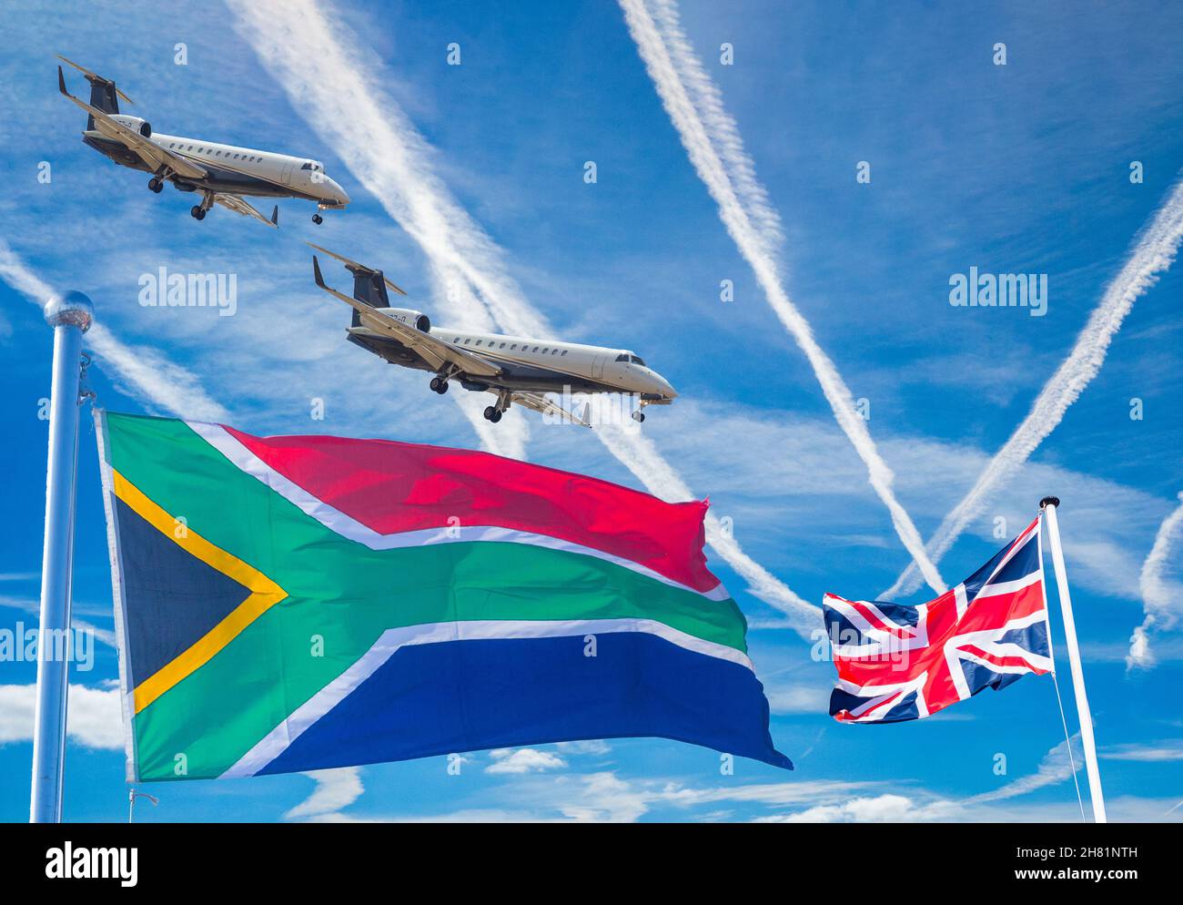 Flagge Südafrikas und Großbritanniens, wobei sich die Flugzeuge der britischen Flagge nähern. Konzeptbild: Flugverbot aus Südafrika aufgrund des neuen B.1.1. 529 Covid-Variante Stockfoto
