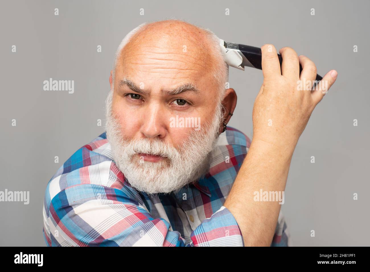 Graue Haarschnitte für Männer. Glatze Mann Haarschneider, Reife Kahlheit  und Haarausfall Konzept Stockfotografie - Alamy
