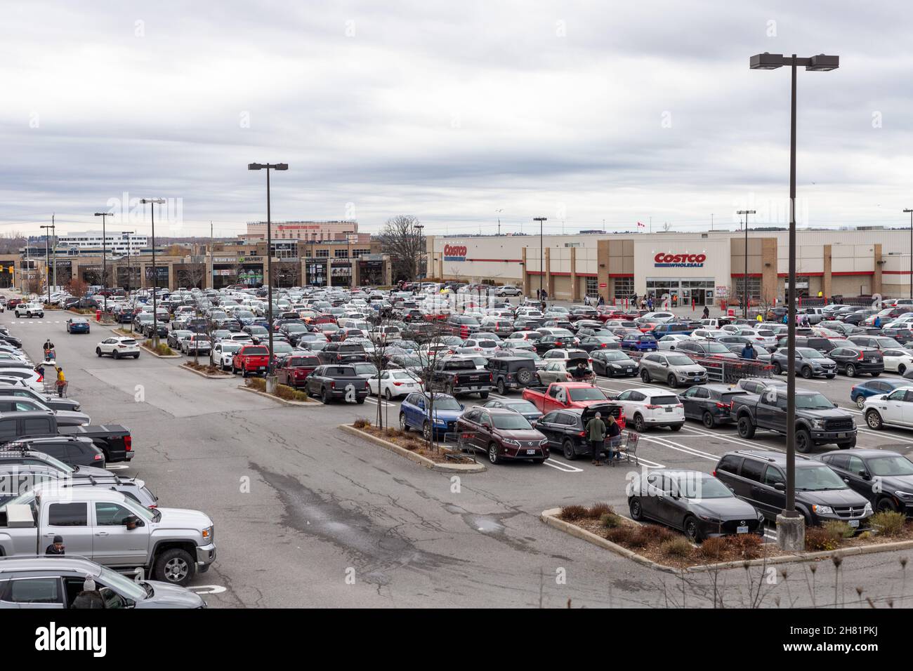 Parkplatz voller Autos in der Nähe von Costco Großhandelslager in Kanata, Kanada Stockfoto
