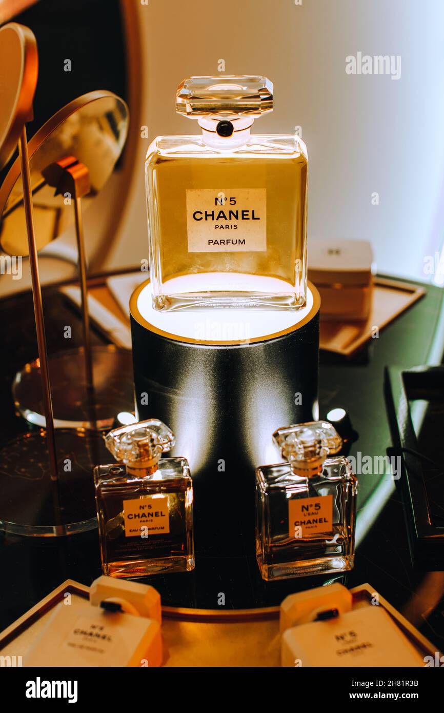 Goldene Glasflasche Chanel No. 5 Parfüm auf dem Ladendisplay, das erste  Parfüm, das von der französischen Modeerin Gabrielle 'Coco' Chanel  vorgestellt wurde. Luxuriöse Parfümerie Stockfotografie - Alamy