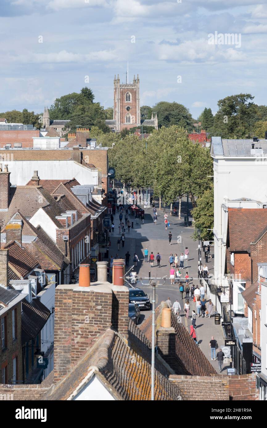 Blick von der Spitze des St Albans Clock Tower, mit Blick auf die Hauptstraße. St Albans, Hertfordshire, Großbritannien Stockfoto