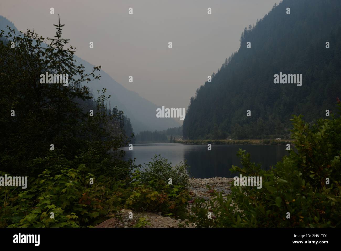 Wunderschöne Aussicht auf den Three Valley Lake, British Columbia, während die Waldbrände die Wälder verwüsten. Stockfoto