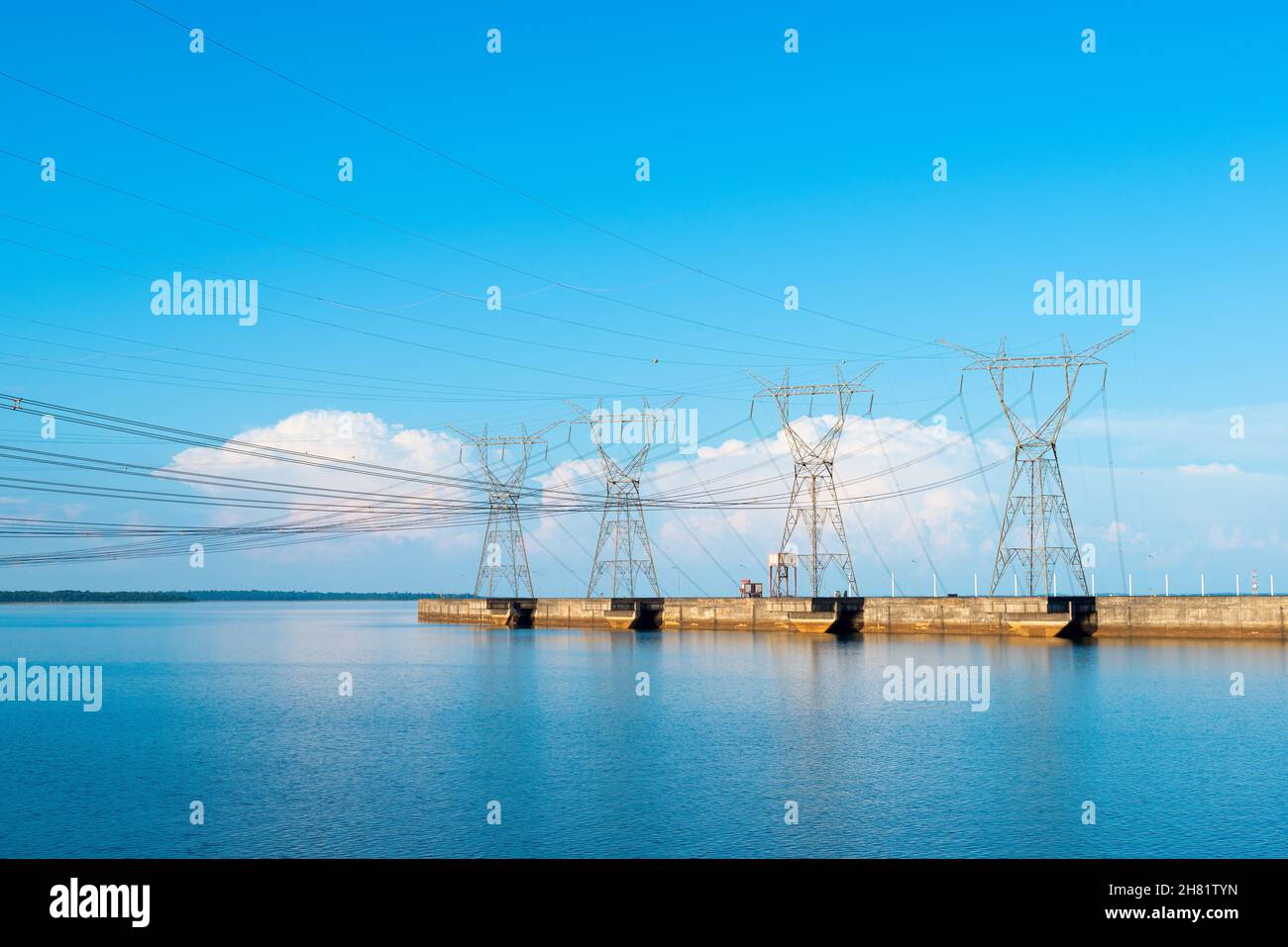 Stromleitungen aus einem Itaipu-Staudamm, Parana State, Brasilien Stockfoto