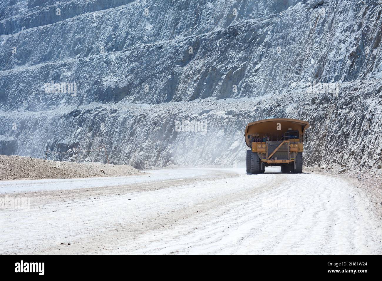 Riesige Dump Truck in einer offenen Grube Kupfermine in Chile Stockfoto