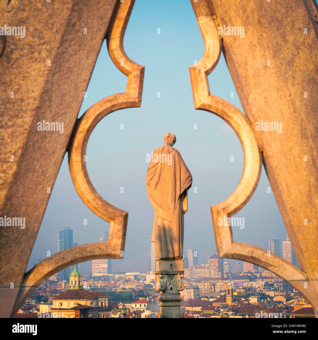 Mailand, Lombardei, Italien. Dezember 2019. Rückansicht einer der Steinstatuen auf den Terrassen des Mailänder Doms Stockfoto