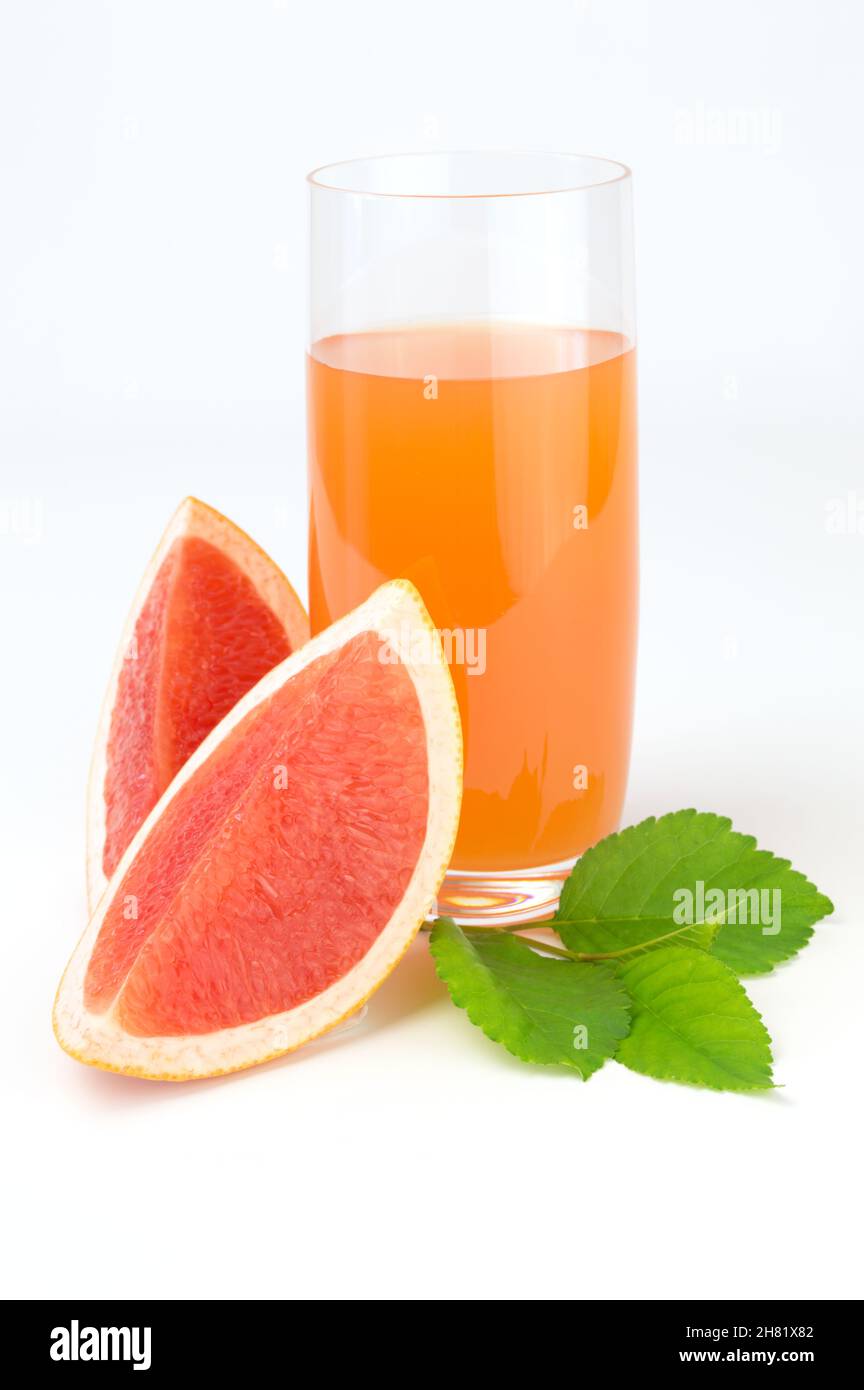 Grapefruitsaft mit reifen Scheiben isoliert auf weißem Hintergrund Ausschnitt Stockfoto