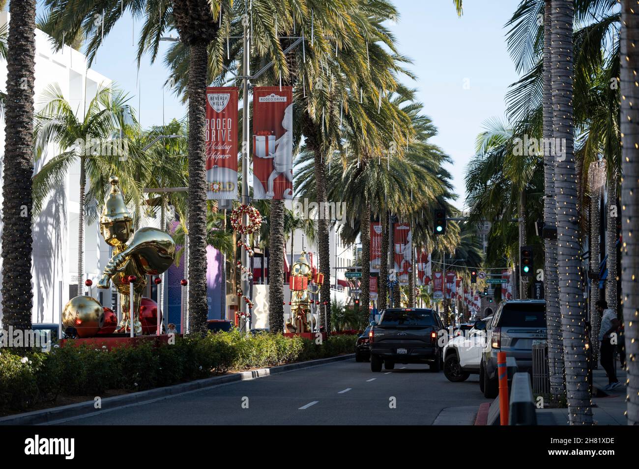 Beverly Hills, CA USA - 25. November 2021: Der Rodeo Drive nimmt festliche Farben und Weihnachtsdekorationen für die Feiertage an Stockfoto