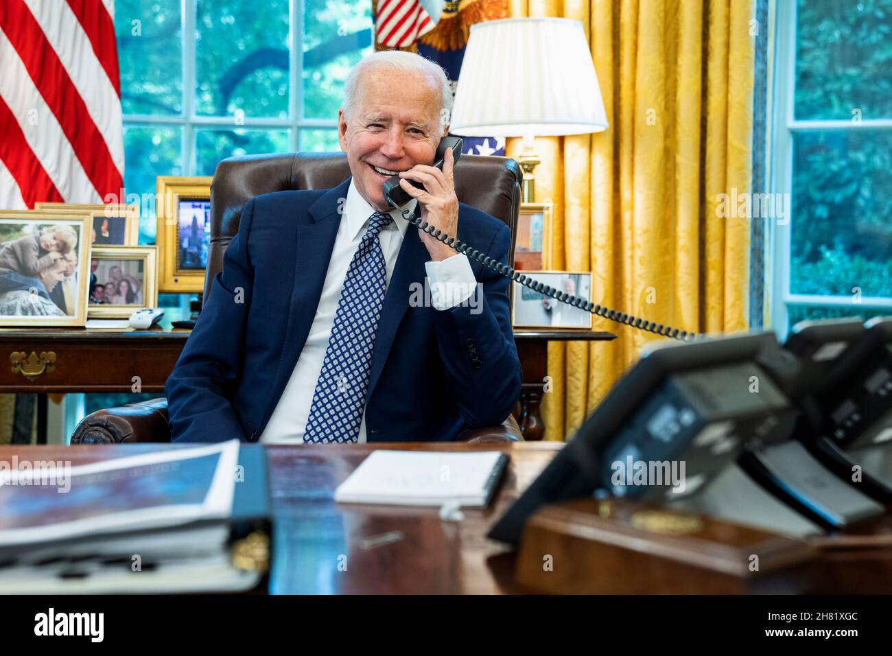 WASHINGTON DC, USA - 24. August 2021 - US-Präsident Joe Biden telefoniert mit der Sprecherin des Repräsentantenhauses, Nancy Pelosi, D-Calif., Dienstag, 24. August 2021, Zoll Stockfoto