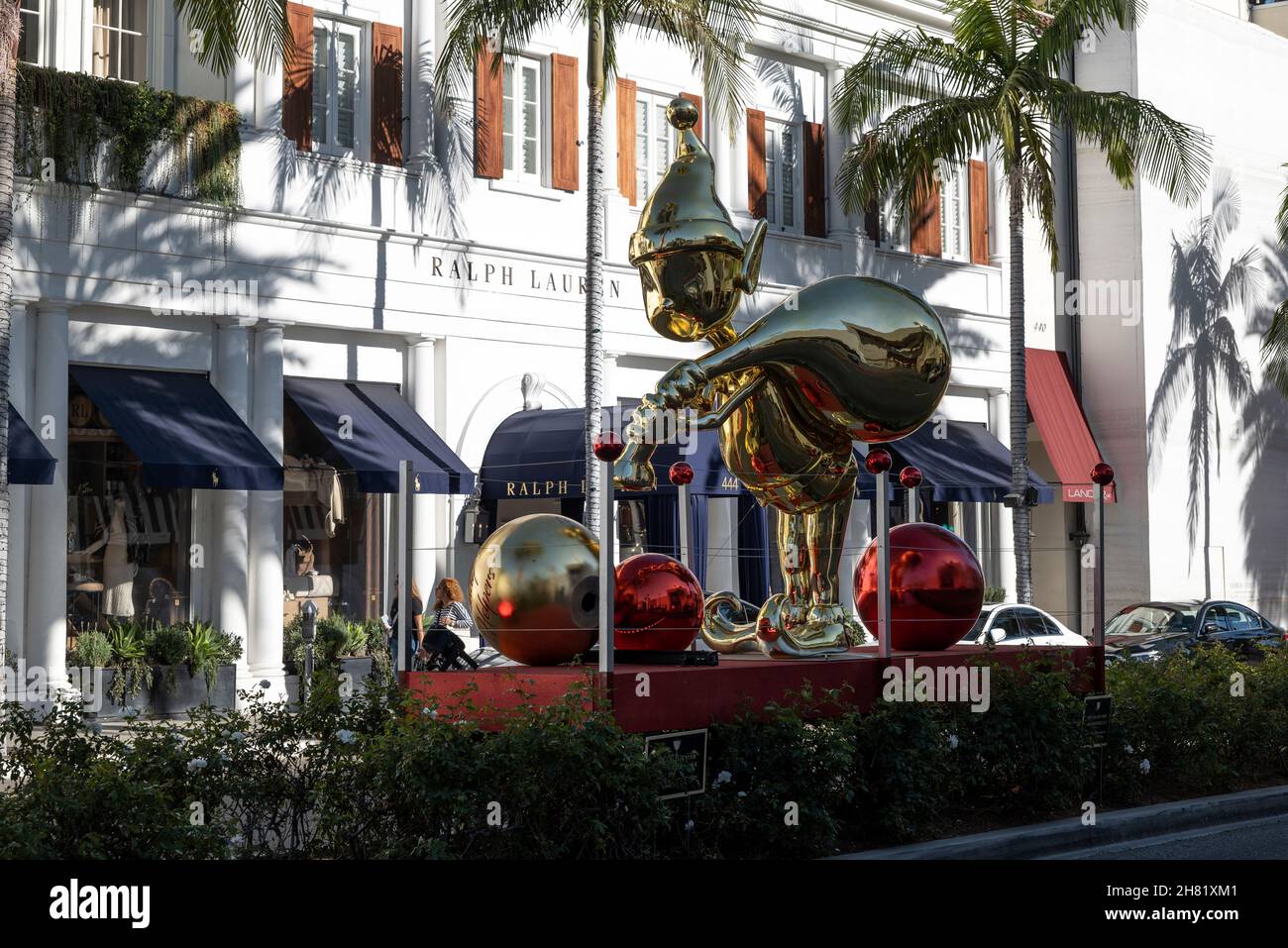 Beverly Hills, CA USA - 25. November 2021: Santas Elves und aufwendige Weihnachtsdekorationen auf dem Rodeo Drive vor dem Ralph Lauren Store Stockfoto