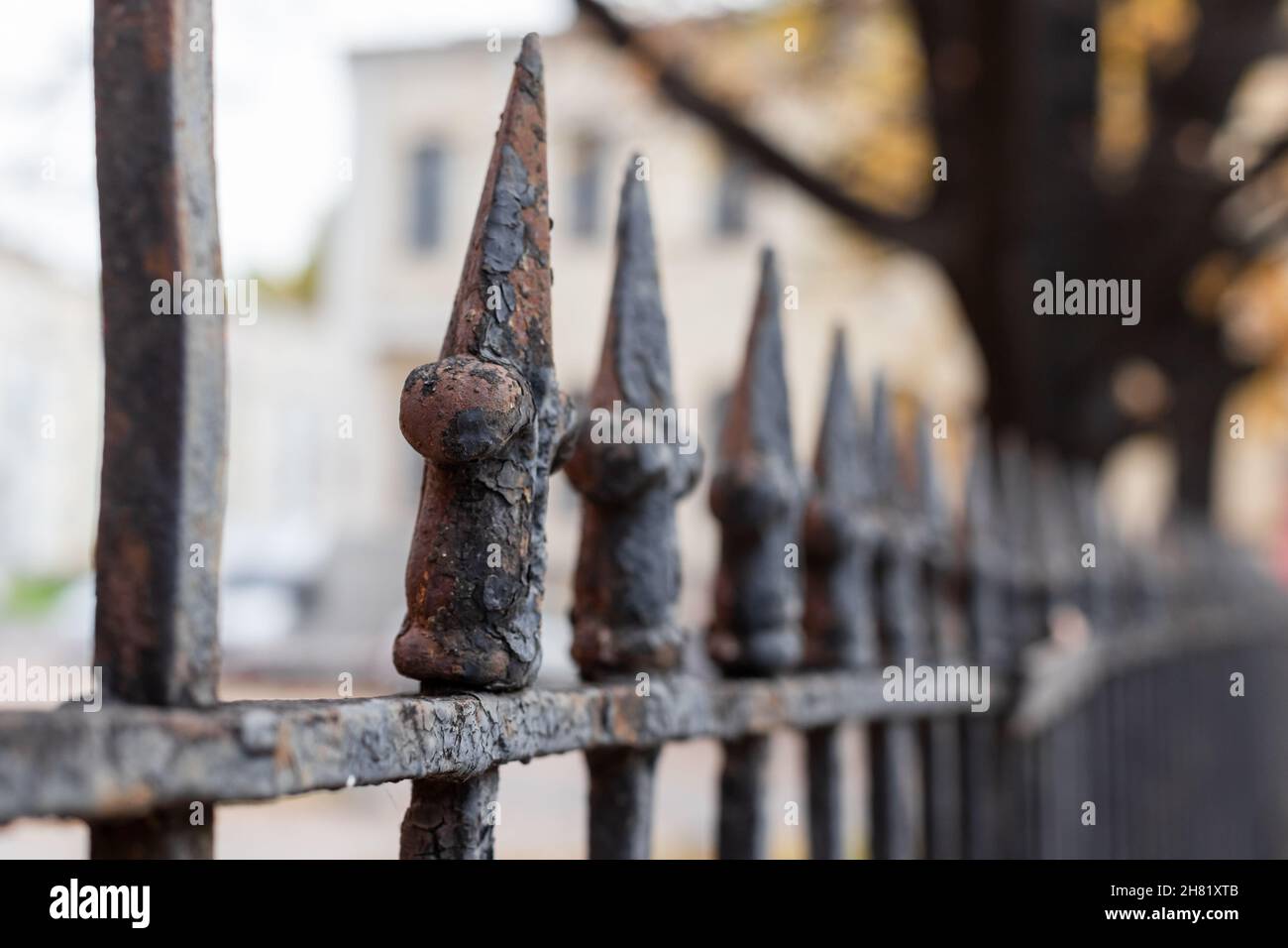 Alte rostig geschmiedete Metallzaun, Nahaufnahme mit selektivem Fokus. Klassische Architektur der Sankt-Petersburger Altstadt, Russland Stockfoto