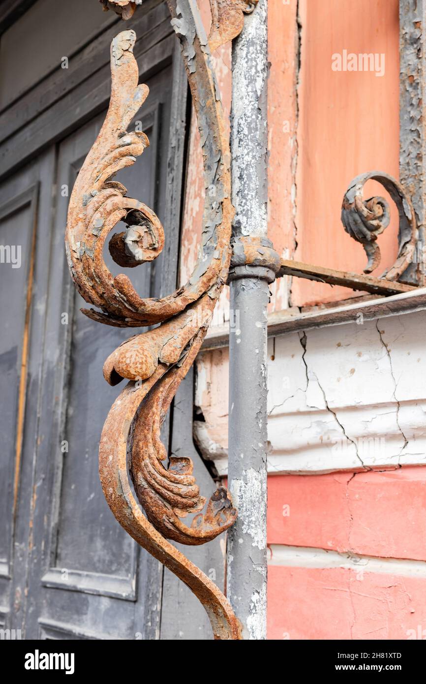 Dekoratives Element aus geschmiedetem Metall, rostige Dekorationsdetails eines alten Hauses in St. Petersburg, Russland Stockfoto