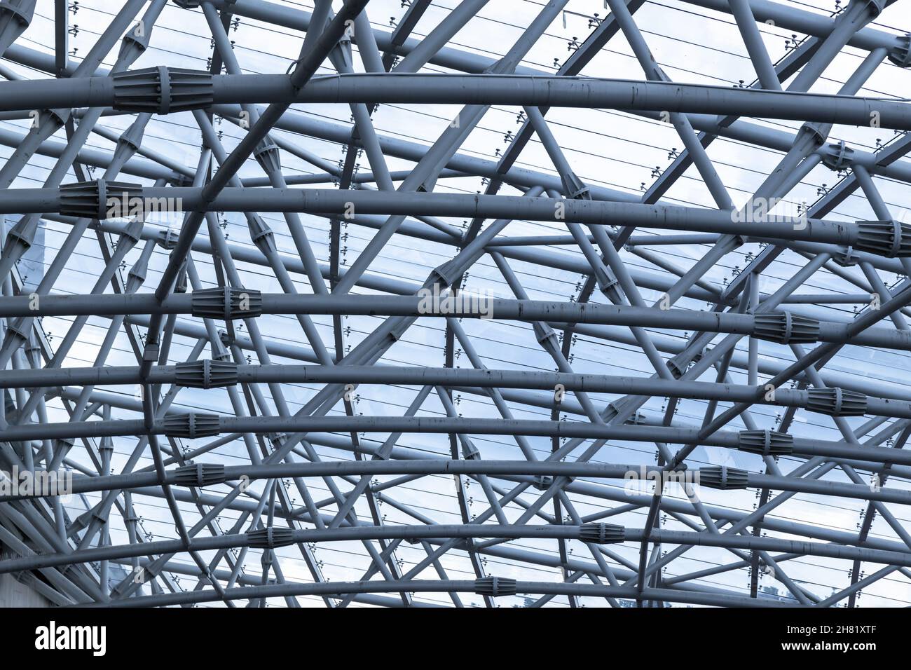 Abstrakte zeitgenössische Architektur Hintergrund, Struktur eines Glasdachs mit Metallrahmen. Blauer Fotohintergrund Stockfoto