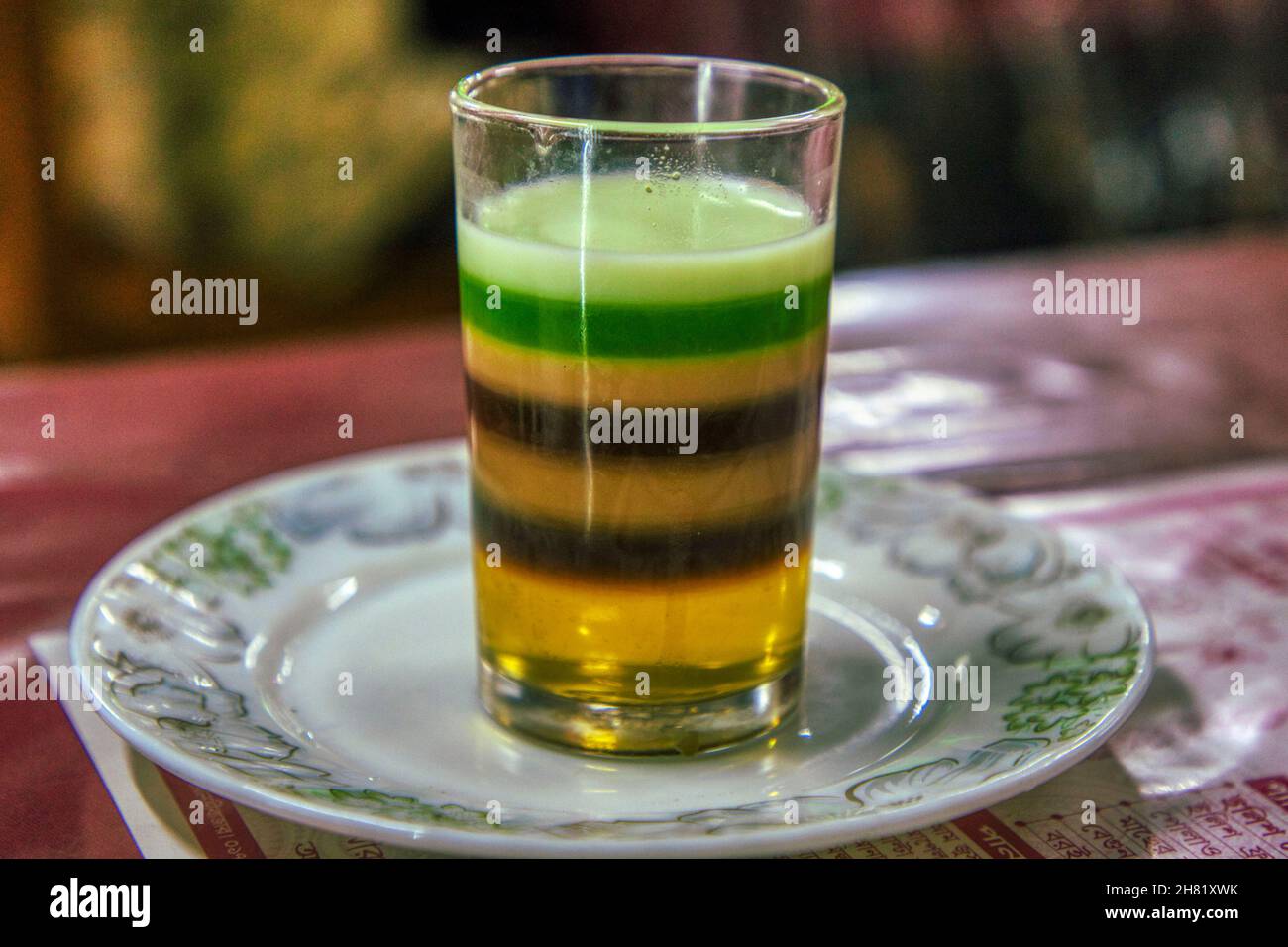 Siebenfarbtee oder Siebenschichttee ist ein bekanntes Heißgetränk von Srimangal, der Teehauptstadt von Bangladesch Stockfoto