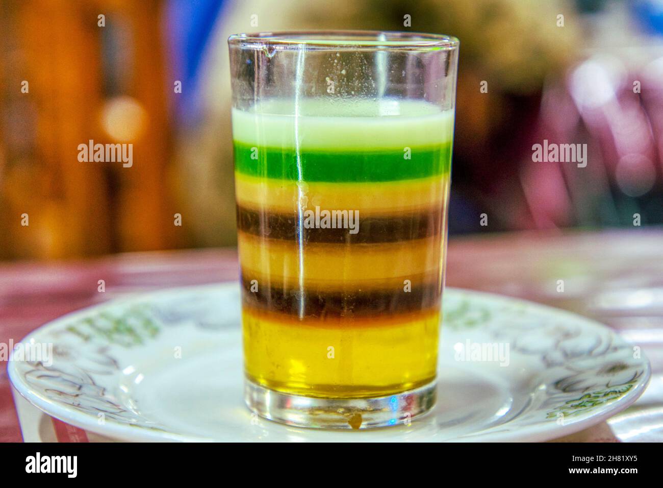 Siebenfarbtee oder Siebenschichttee ist ein bekanntes Heißgetränk von Srimangal, der Teehauptstadt von Bangladesch Stockfoto