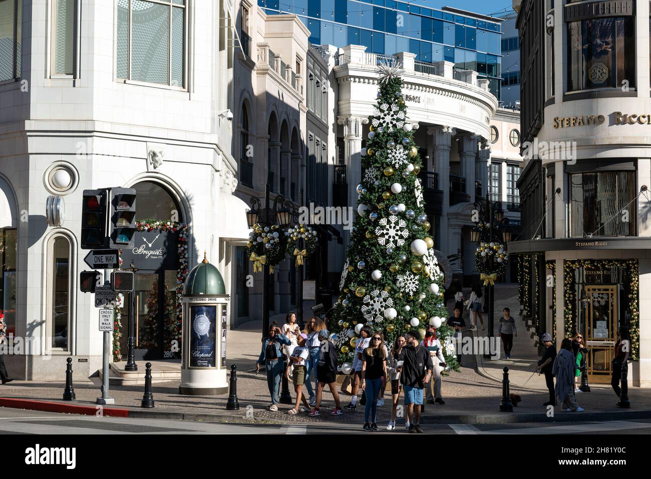 Beverly Hills, CA USA - 25. November 2021: Weihnachtsbaum und Dekoration auf dem Rodeo Drive, wo er auf zwei Rodeo Drive trifft Stockfoto
