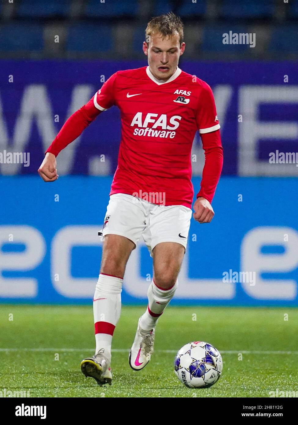EINDHOVEN, NIEDERLANDE - 26. NOVEMBER: Thijs Oosting von AZ U23 läuft mit dem Ball während des niederländischen Keukenkampioendivisie-Spiels zwischen dem FC Eindhoven und Jong AZ Alkmaar im Jan Louwers Stadion am 26. November 2021 in Eindhoven, Niederlande (Foto: Joris Verwijst/Orange Picics) Credit: Orange Pics BV/Alamy Live News Stockfoto