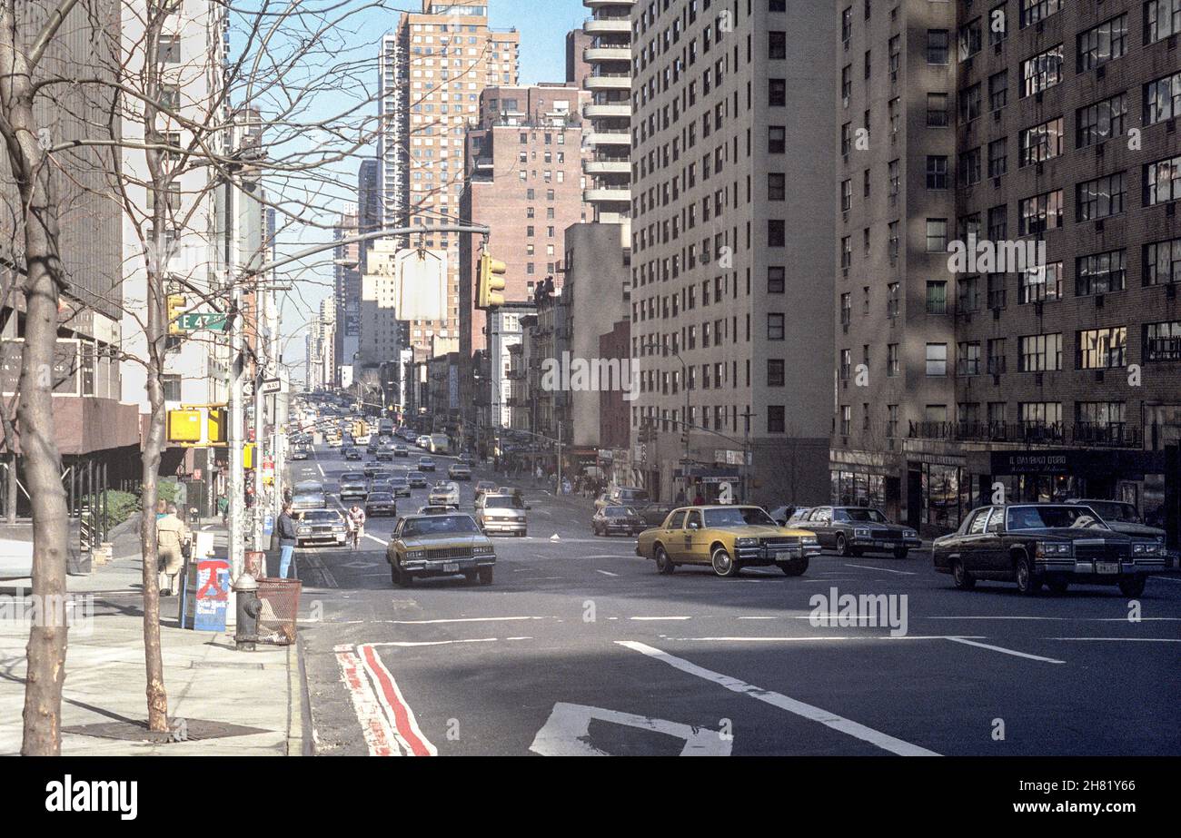 Ein Blick auf die 2nd Avenue, New York City, USA, im Februar 1989. Stockfoto