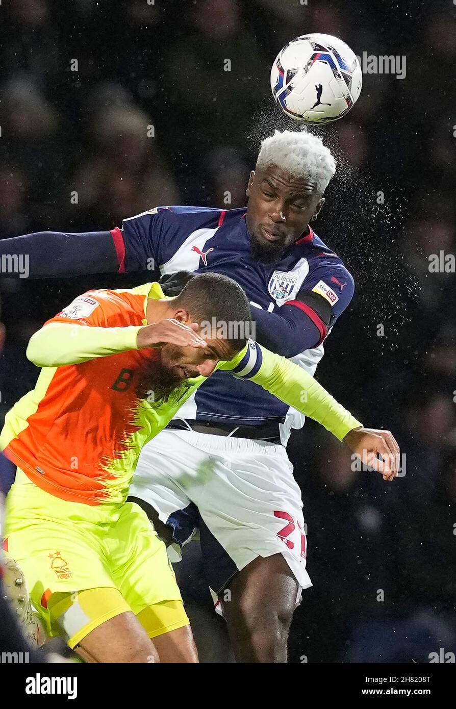 West Bromwich, Großbritannien, 26th. November 2021. Cedric Kipre von West Bromwich Albion fordert Lewis Grabban von Nottingham Forest während des Sky Bet Championship-Spiels auf den Hawthorns, West Bromwich, heraus. Bildnachweis sollte lauten: Andrew Yates / Sportimage Kredit: Sportimage/Alamy Live News Stockfoto