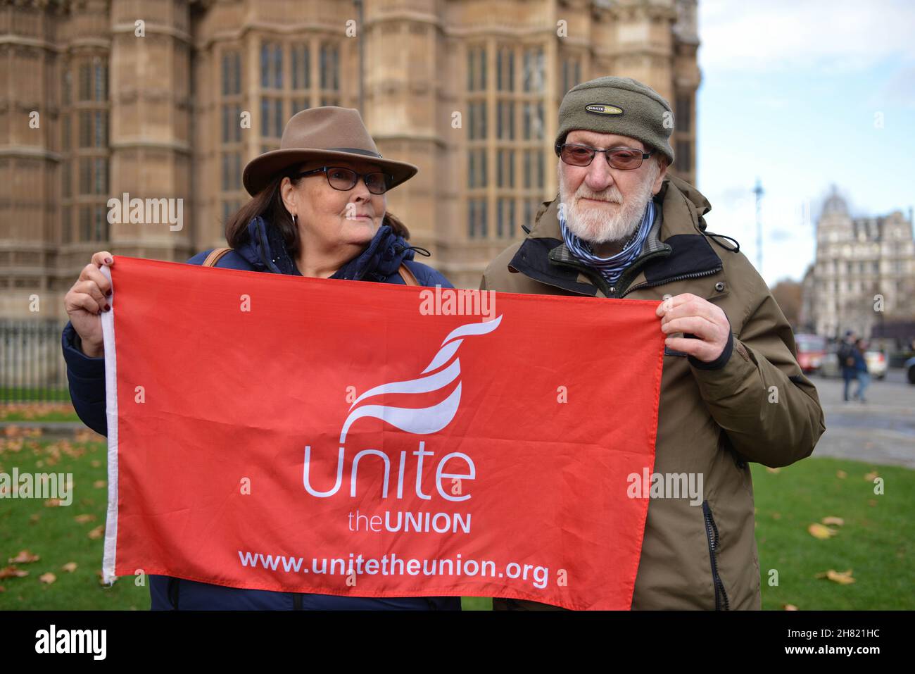 London, Großbritannien. 26th. November 2021. Demonstranten halten während der Demonstration gegenüber dem Alten Palasthof ein Transparent. London Regional National Pensioners Convention (NPC) mit Fuel Poverty Action Protest am Tag der Ankündigung der Zahl der zusätzlichen Todesfälle älterer Menschen aufgrund kältebedingter Erkrankungen. Die Demonstranten kritisieren das Versagen der Regierung, Todesfälle durch Kraftstoffarmut zu verhindern. Kredit: SOPA Images Limited/Alamy Live Nachrichten Stockfoto