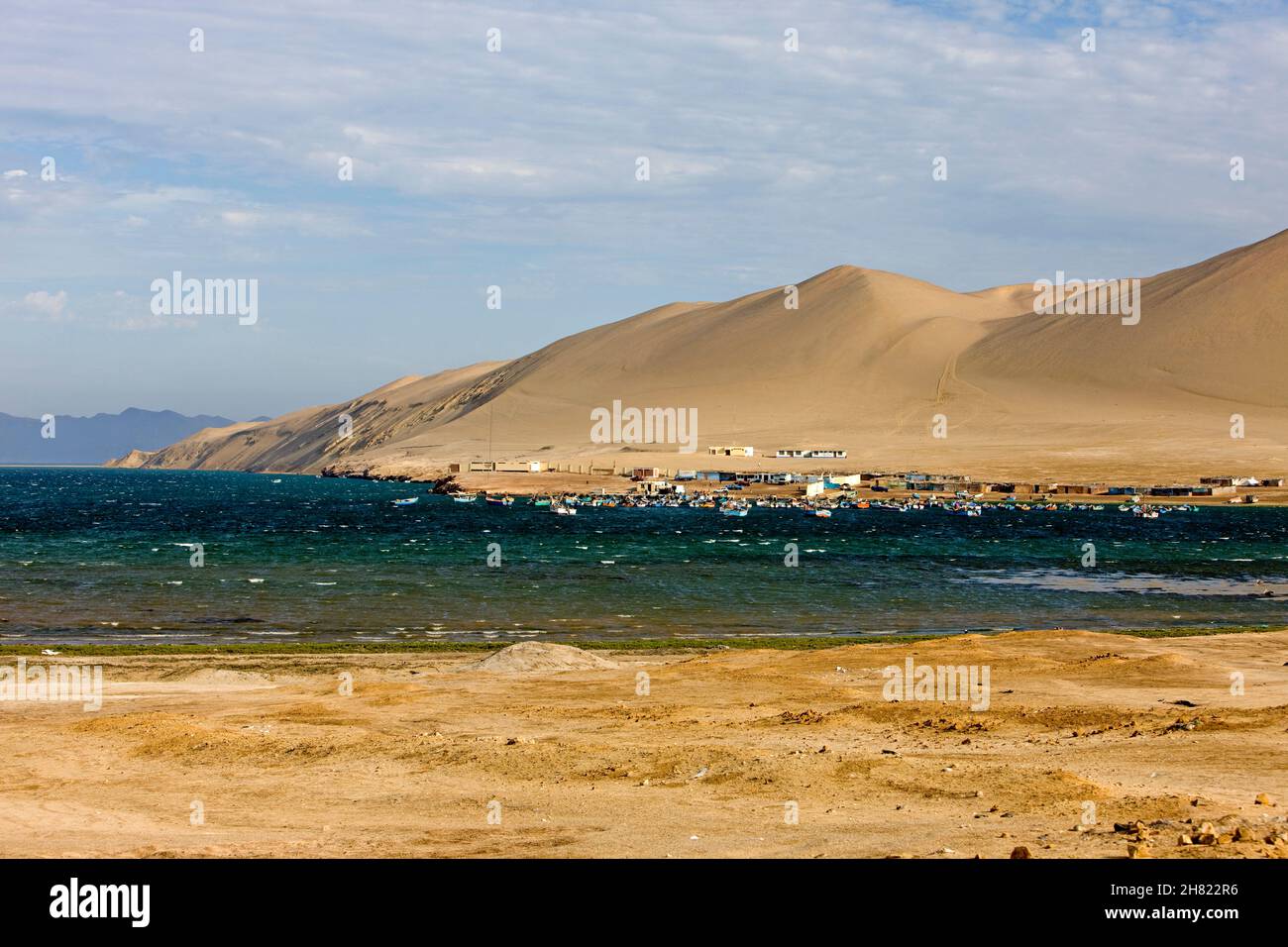 Dorf und Landschaft im Paracas-Nationalpark, Peru Stockfoto