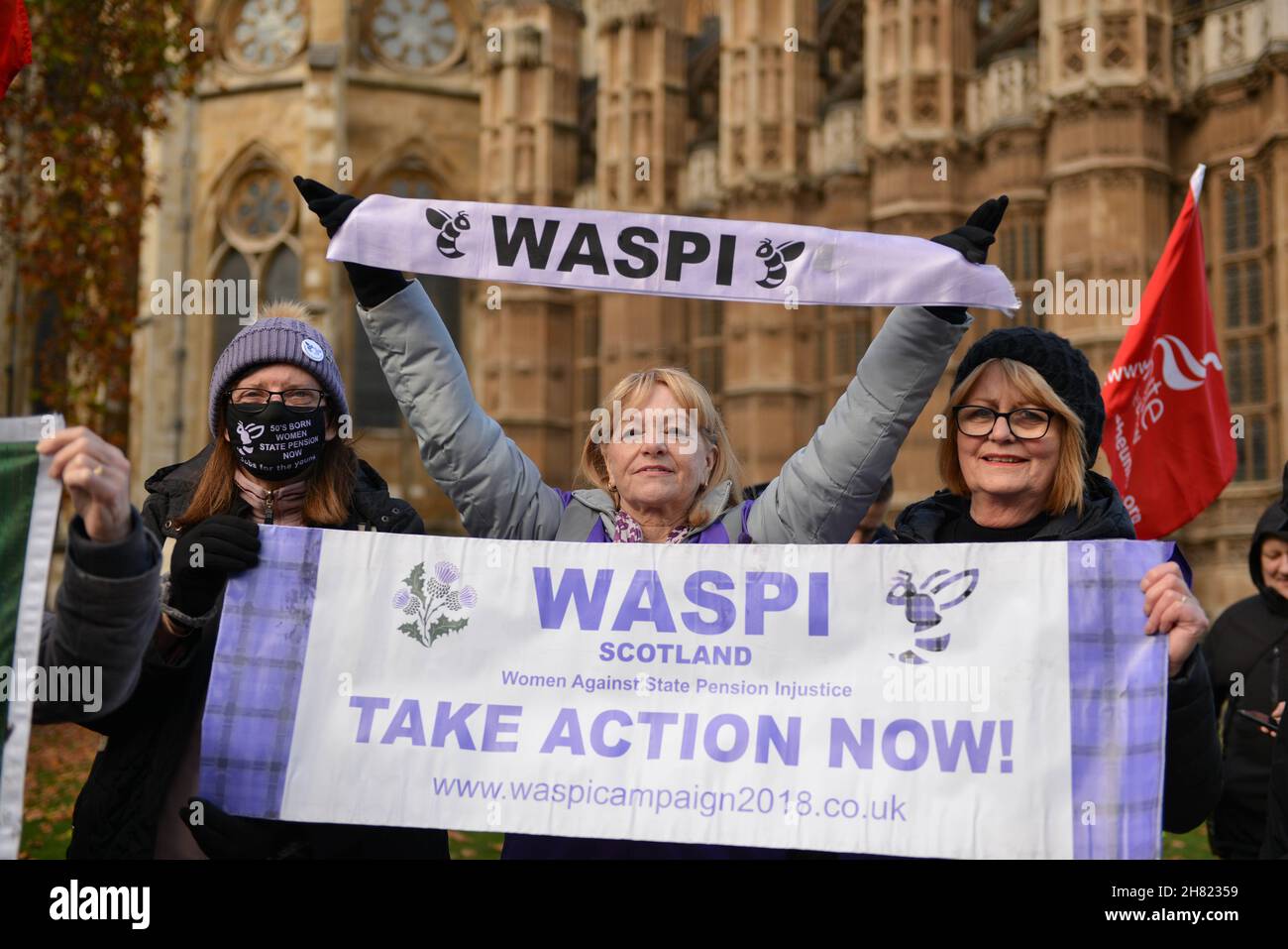 London, Großbritannien. 26th. November 2021. Demonstranten halten während der Demonstration gegenüber dem Alten Palasthof ein Transparent. London Regional National Pensioners Convention (NPC) mit Fuel Poverty Action Protest am Tag der Ankündigung der Zahl der zusätzlichen Todesfälle älterer Menschen aufgrund kältebedingter Erkrankungen. Die Demonstranten kritisieren das Versagen der Regierung, Todesfälle durch Kraftstoffarmut zu verhindern. (Foto von Thomas Krych/SOPA Images/Sipa USA) Quelle: SIPA USA/Alamy Live News Stockfoto