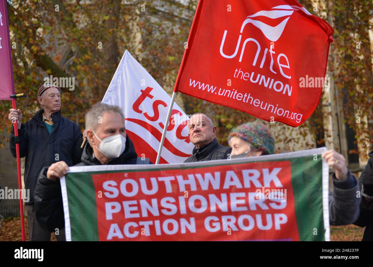 London, Großbritannien. 26th. November 2021. Demonstranten halten während der Demonstration gegenüber dem Alten Palasthof ein Transparent. London Regional National Pensioners Convention (NPC) mit Fuel Poverty Action Protest am Tag der Ankündigung der Zahl der zusätzlichen Todesfälle älterer Menschen aufgrund kältebedingter Erkrankungen. Die Demonstranten kritisieren das Versagen der Regierung, Todesfälle durch Kraftstoffarmut zu verhindern. (Foto von Thomas Krych/SOPA Images/Sipa USA) Quelle: SIPA USA/Alamy Live News Stockfoto