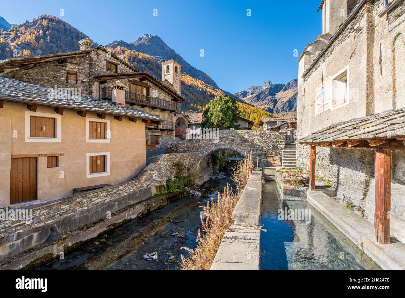 Das malerische Dorf Chianale während der Herbstsaison, im Varaita-Tal, Piemont, Norditalien. Stockfoto