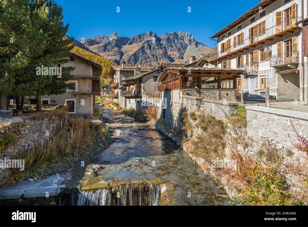 Das malerische Dorf Chianale während der Herbstsaison, im Varaita-Tal, Piemont, Norditalien. Stockfoto