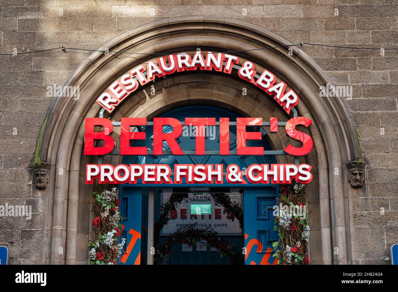 Edinburgh, Schottland - 20. Nov 2021: Das Schild für Bertie's Poper Fish & Chips Restaurant im Stadtzentrum von Edinburgh. Stockfoto