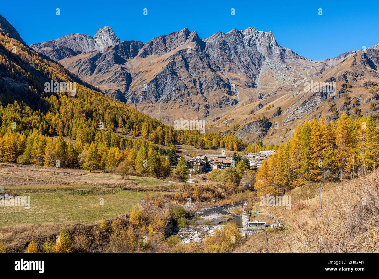 Wunderschöne herbstliche Landschaft im Varaita-Tal, in der Nähe des Dorfes Chianale, Piemont, Norditalien. Stockfoto