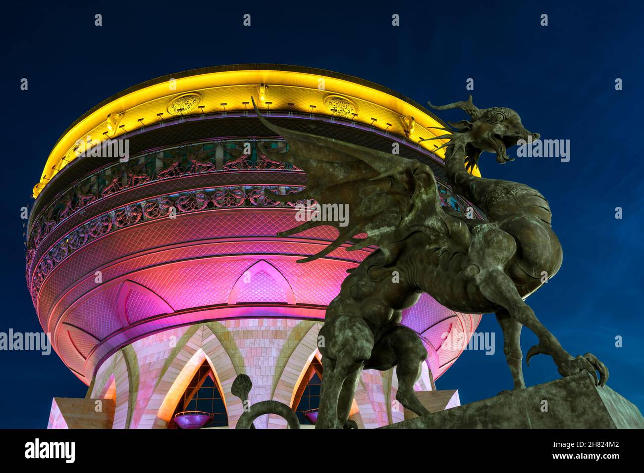 Kasan, Russland - 18. Juni 2021: Kasan Wedding Palace at Night, Tatarstan. Statue des Drachen Zilant, Symbol der Stadt Kazan Nahaufnahme. Dieses Hotel ist urban l Stockfoto