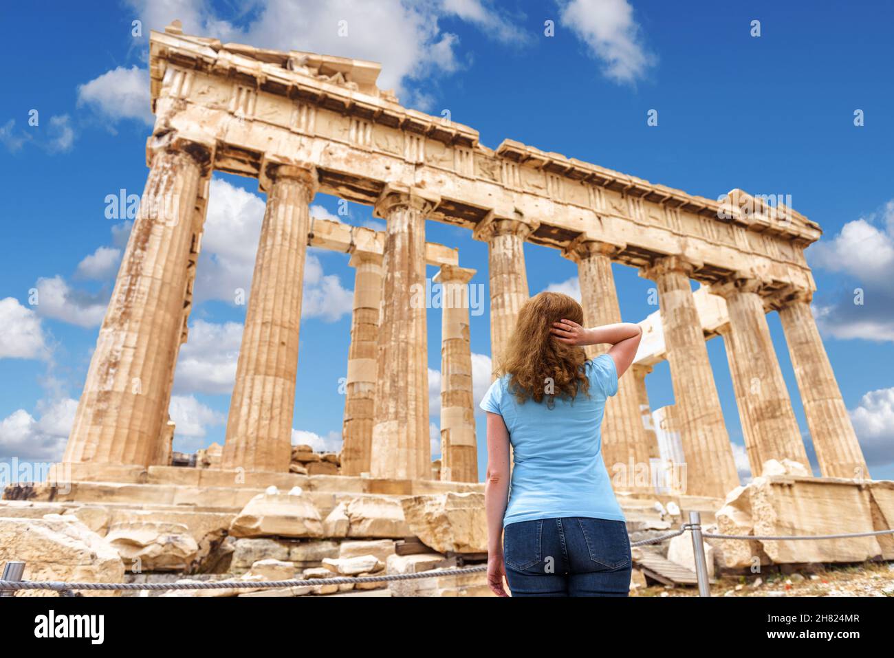 Person schaut auf den Parthenon-Tempel auf der Akropolis, Athen, Griechenland, Europa. Dieser Ort ist die Top-Touristenattraktion von Athen. Junge Frau besucht den Landm von Athen Stockfoto
