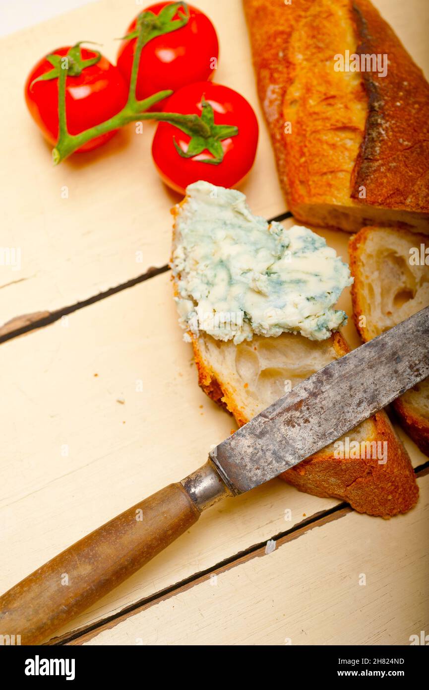 frische Blauschimmelkäse verbreitet Ove französisches Baguette mit Cherry-Tomaten auf Seite Stockfoto