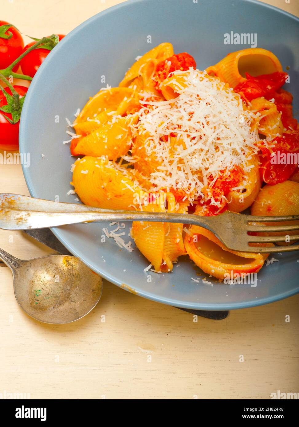 Italienischen Schnecke Lumaconi Pasta mit Reife Cherry-Tomaten-sauce Zutaten Stockfoto