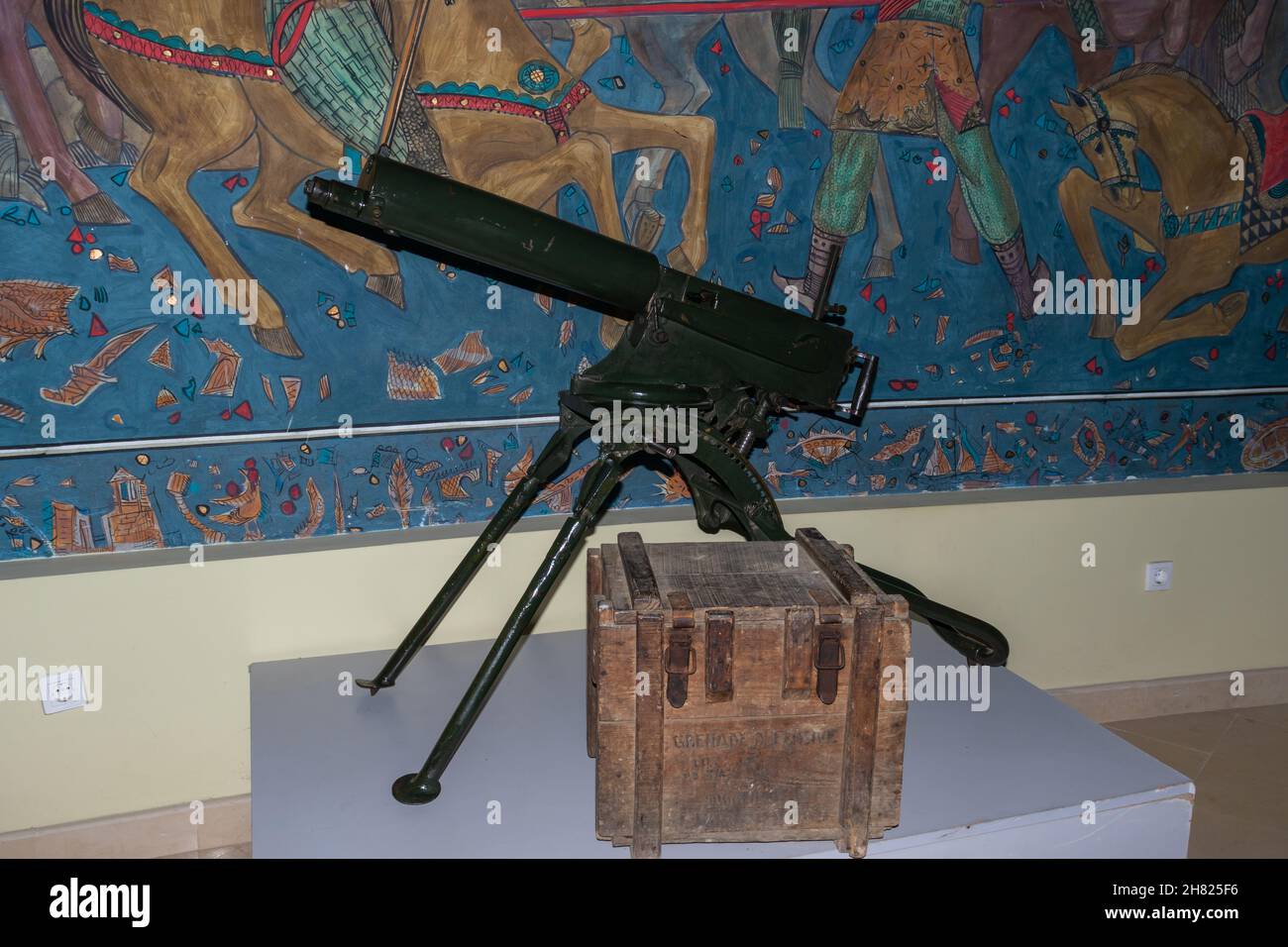 Marasesti, Rumänien-2. Mai 2021: Foto im Museum in Marasesti, das das Bild einer alten Kriegswaffe zeigt Stockfoto