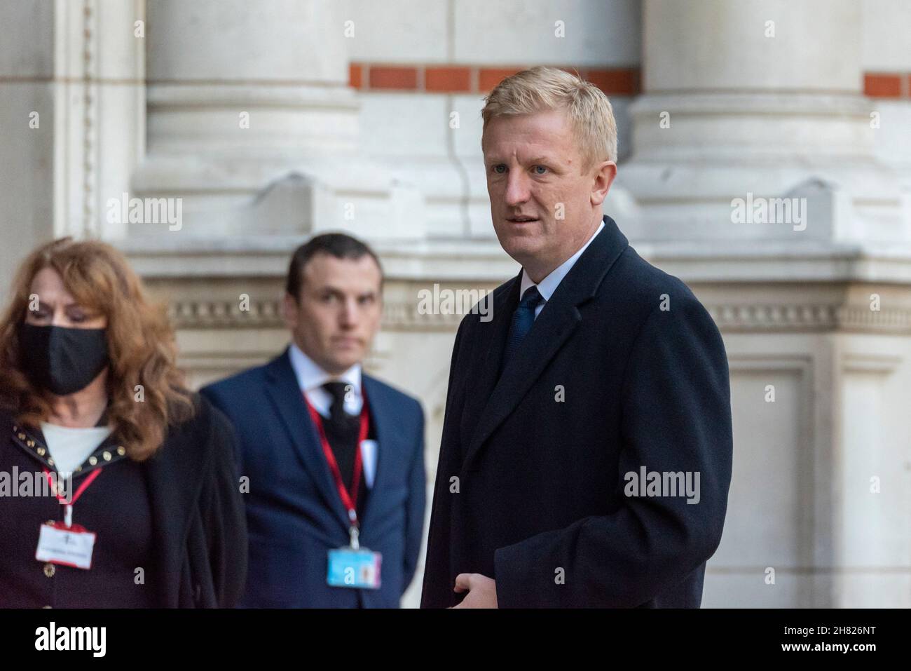 Der Abgeordnete Oliver Dowden, der zum Trauerdienst eintrifft, fordert eine Messe für den ermordeten Abgeordneten Sir David Amess in der Westminster Cathedral, London, Großbritannien. Stockfoto