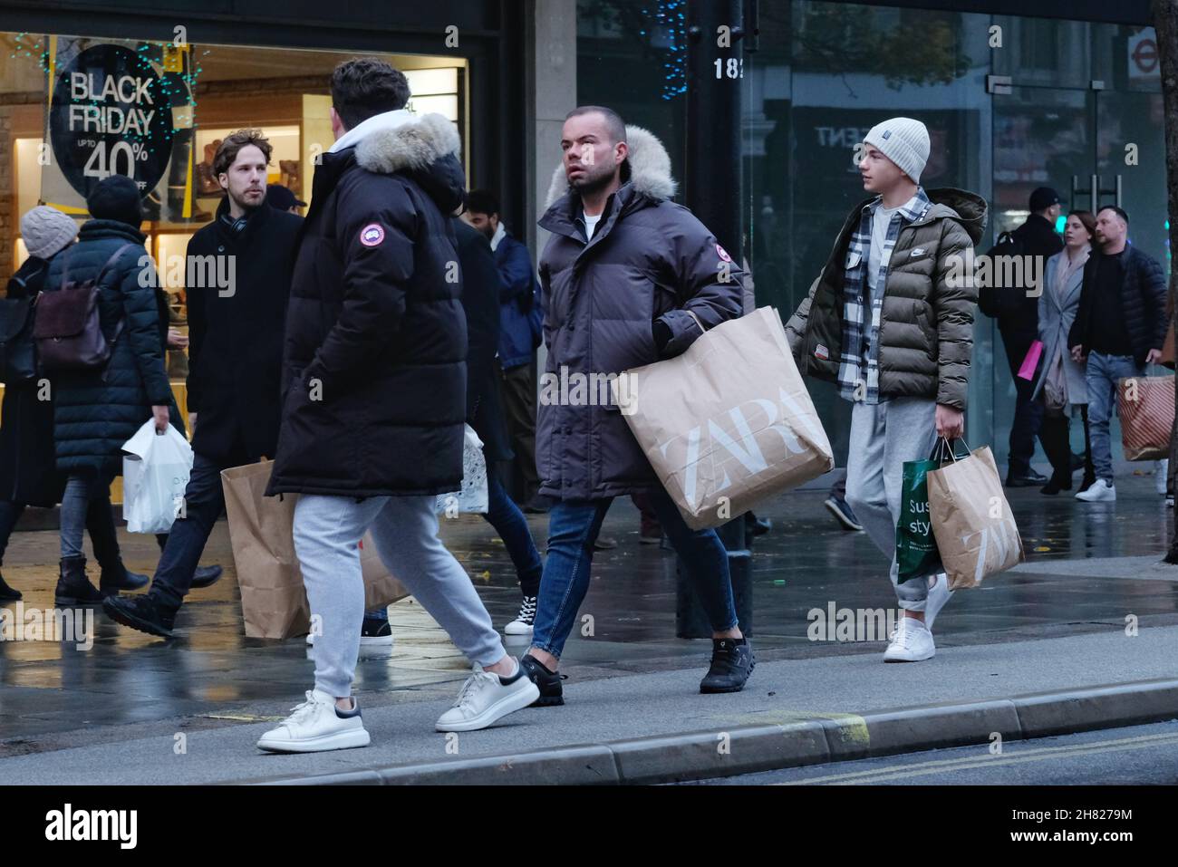 London, Großbritannien, 26th. November 2021. Einzelhändler in der Oxford Street und Regent Street erhalten am Black Friday einen Schub, da die mit Tüten festlicher Einkäufe beladenen Käufer durch den U-Bahn-Streik von Transport for London, der bis Sonntagmorgen fünf U-Bahn-Linien betrifft, nicht abgeschreckt schienen. Das Einkaufen in der Regent Street und Oxford Street begann langsam, aber am Nachmittag war es voller Menschen. Kredit: Elfte Stunde Fotografie/Alamy Live Nachrichten Stockfoto