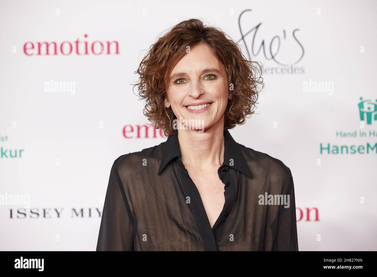 Hamburg, Deutschland. 26th. November 2021. Katarzyna Mol-Wolf, Verlegerin, Autorin und Moderatorin, kommt für die "Emotion.Awards" für Frauen im Curiohaus an. Quelle: Georg Wendt/dpa/Alamy Live News Stockfoto