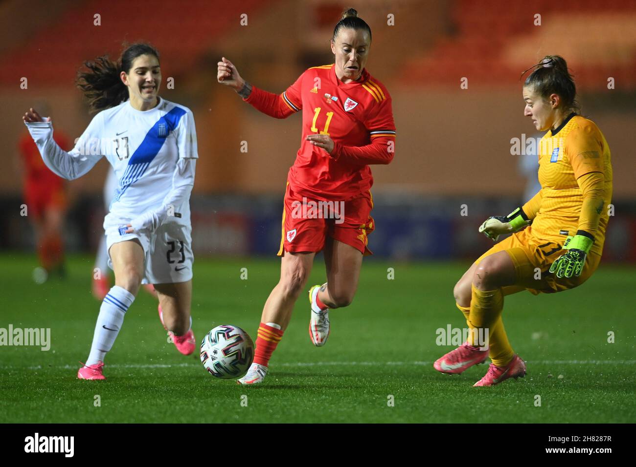 Natasha Harding #11 of Wales Frauen unter Druck von Anthi Papakonstantinou #13 von Greece Women's Stockfoto