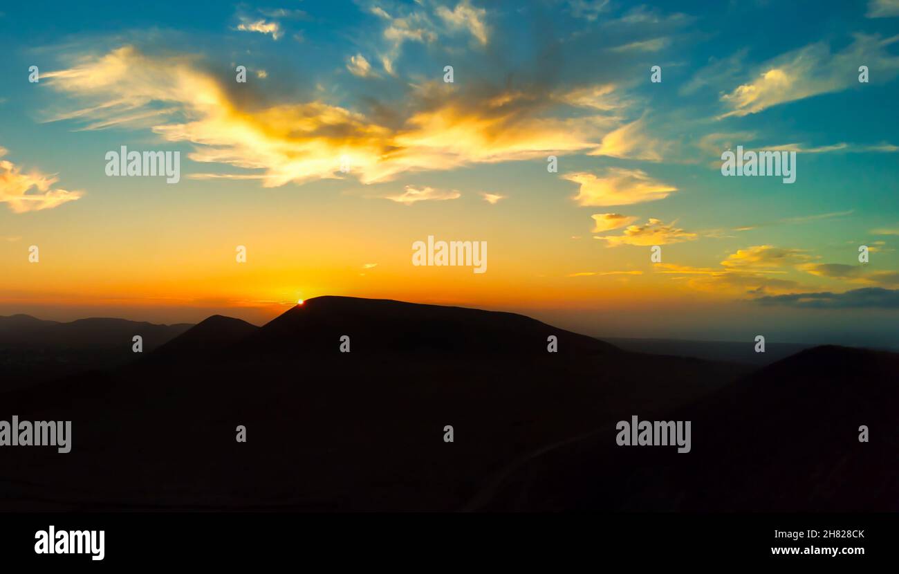 Wunderschöner Sonnenuntergang über Calderon Hondo Fuerteventura Stockfoto