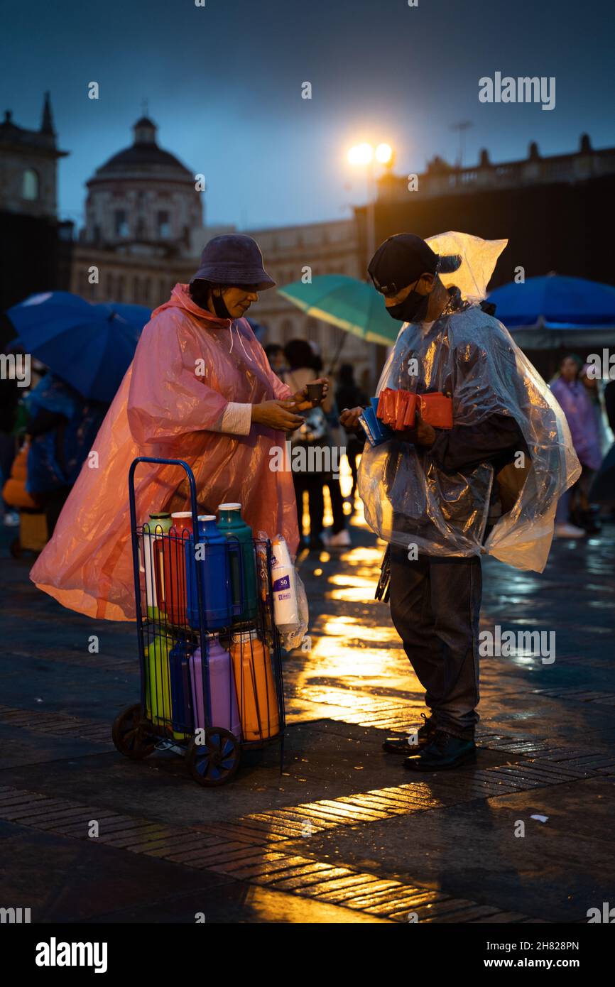 Bogota, Kolumbien, 25. November 2021. Lebensmittel- und Getränkehersteller am Bolivar-Platz. Stockfoto